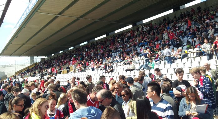 Grünwalder Stadion, 10.5.2015: Die FCB-Frauen feiern die deutsche Meisterschaft vor über 5200 Zuschauern