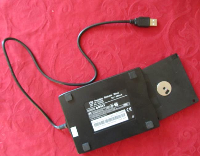 usb-diskettenlaufwerk-mit-diskette-b650