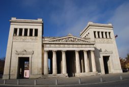 Die Propyläen auf dem Königsplatz. Die Propyläen auf dem Königsplatz.