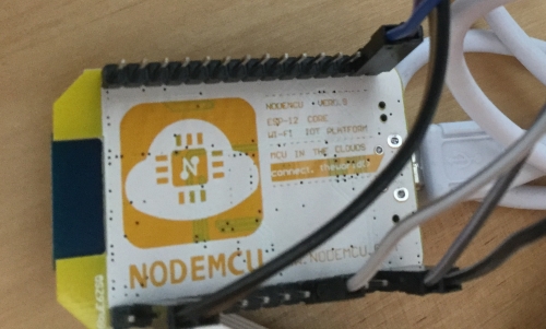 NodeMCU-Baustein: Hier laufen die Sensorendaten ein. Per WLAN kann man die Daten ins Internet schicken. Per USB schließt man hier die Stromversorgung an.